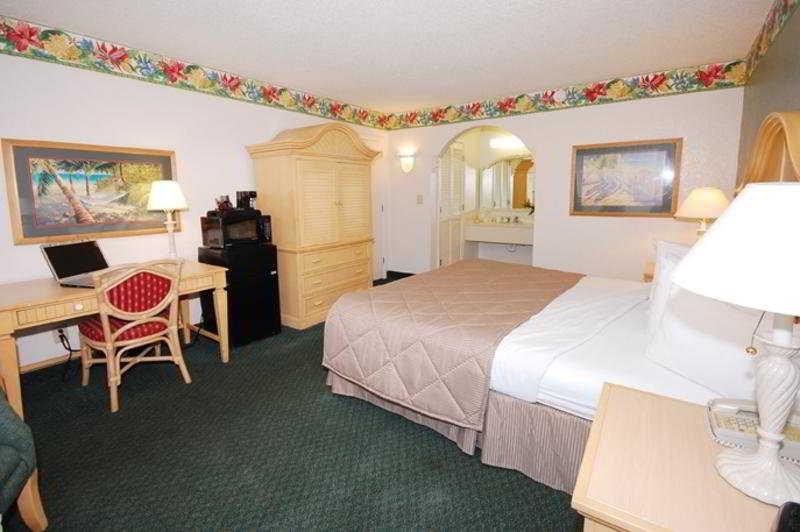 Clarion Hotel Fort Myers Exterior photo