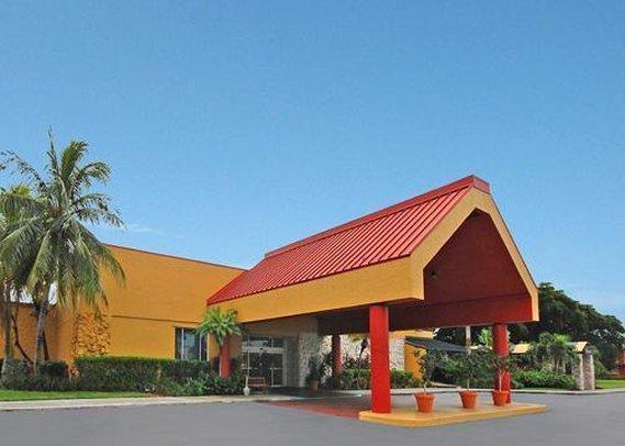 Clarion Hotel Fort Myers Exterior photo