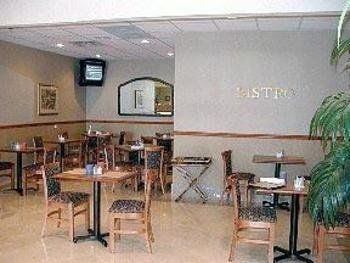Clarion Hotel Fort Myers Restaurant photo